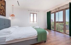 3 室のベッドルーム、アイロン / アイロン台、旅行用ベビーベッド、WiFi (無料)