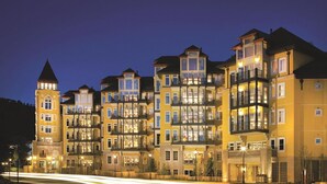 Un hôtel à plusieurs étages, doté de balcons et d’une structure en forme de tour.