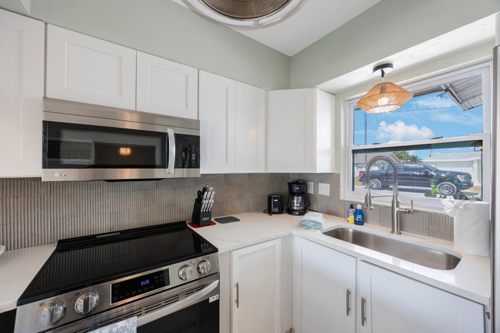 Kühlschrank, Herdplatte, Toaster, Kochgeschirr/Geschirr/Besteck