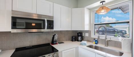 Een koelkast, een kookplaat, een broodrooster