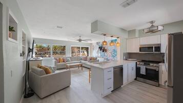 冷蔵庫、コンロ、トースター、調理器具と食器