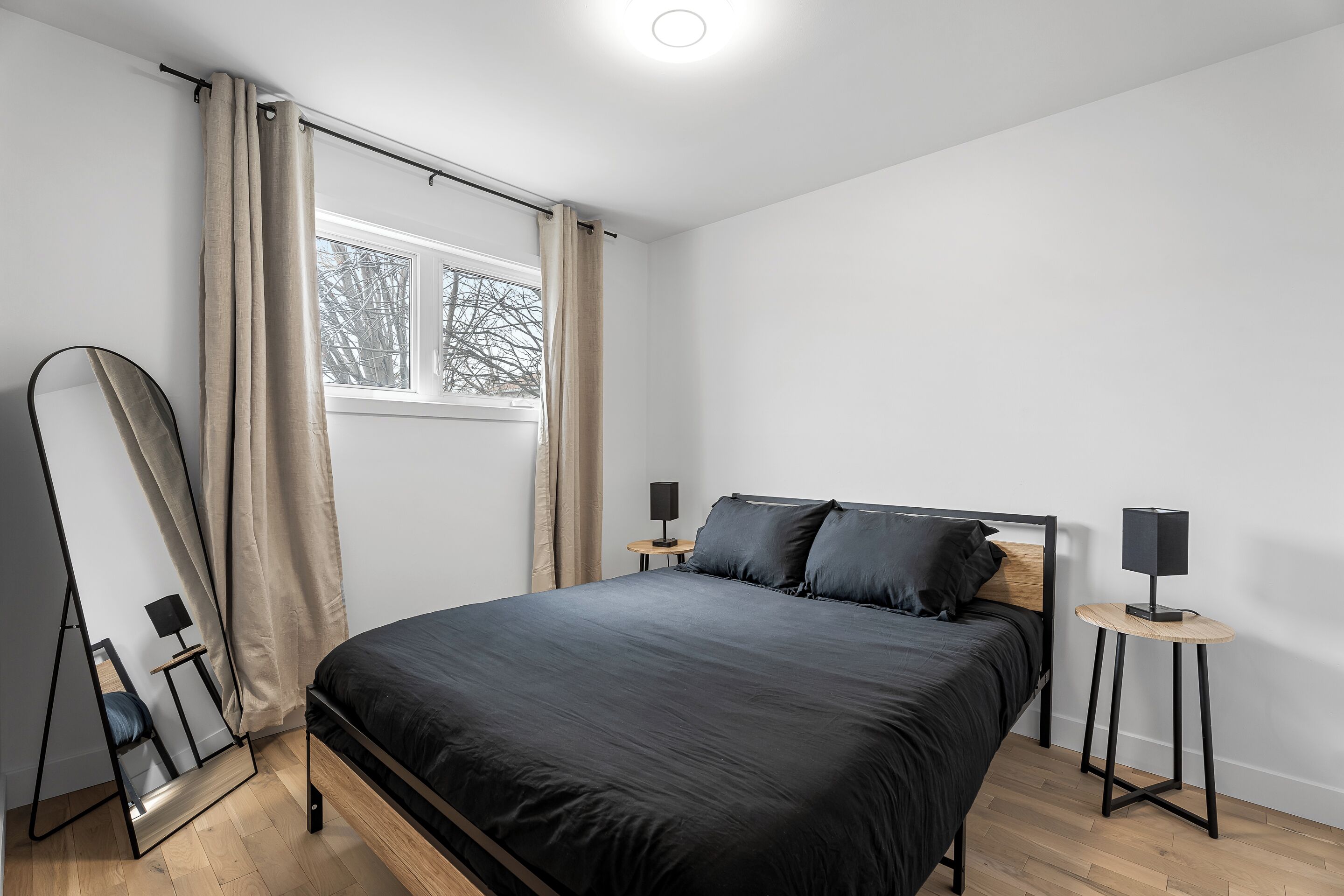 4 habitaciones, tabla de planchar con plancha, wifi y ropa de cama 