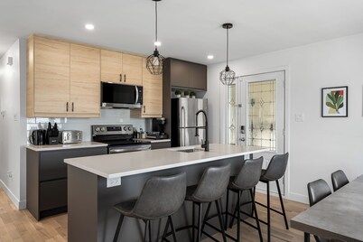 4-bedroom house in delightful Longueuil with AC, bar and karaoke