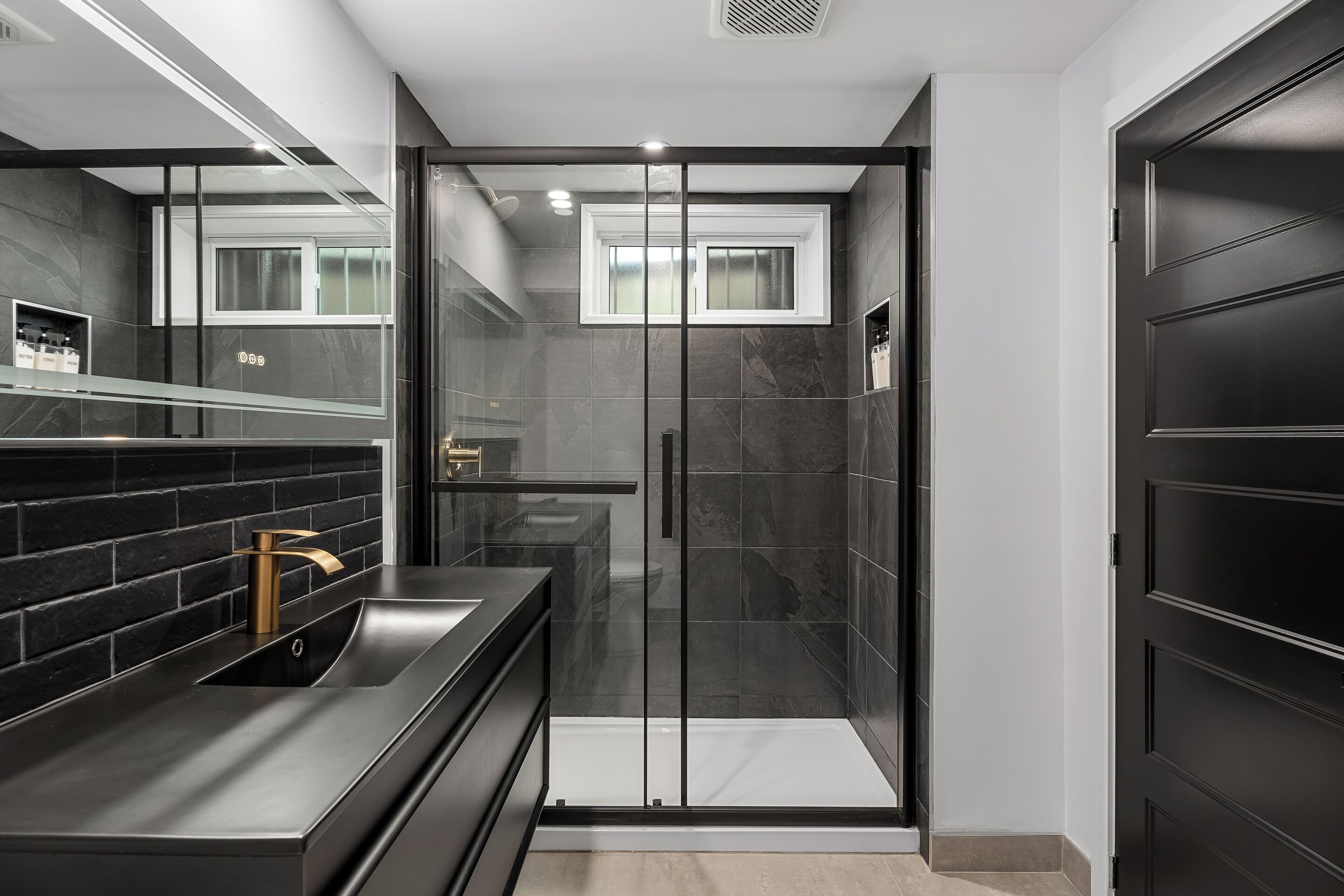 Regadera, secadora de cabello, toallas, jabón 