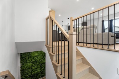 4-bedroom house in delightful Longueuil with AC, bar and karaoke