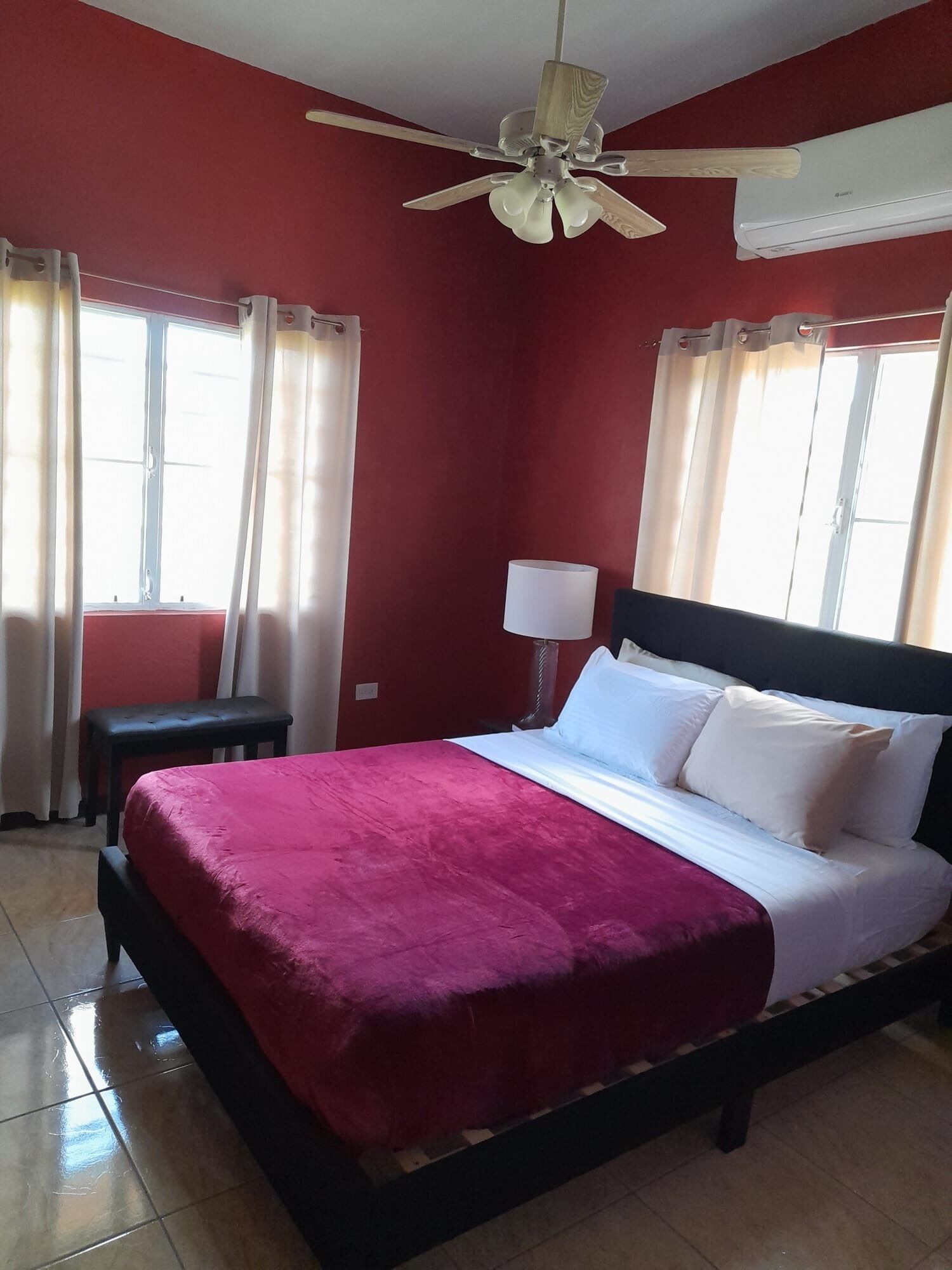 4 bedrooms, iron/ironing board, WiFi, bed sheets