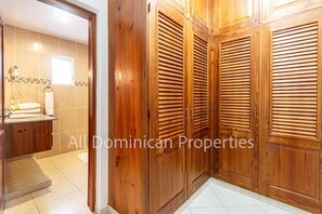 Apartment, 2 Bedrooms, Smoking, Balcony | Bathroom