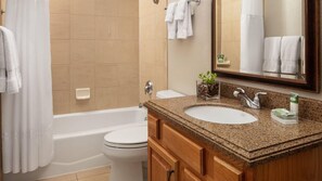 Douche, séchoir à cheveux, serviettes fournies