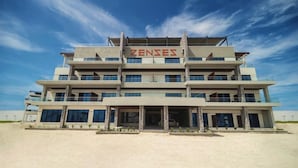 Een meerlaags gebouw met een bord met de tekst 'ZENSES' bovenaan.
