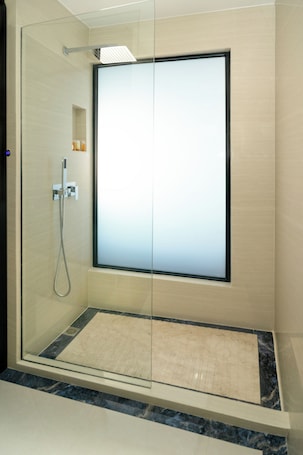 Deluxe King | Bathroom | Shower, hair dryer, towels, soap. Zenses Hotel in Caye Caulker