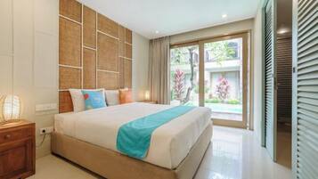 Een hotelkamer met een groot bed, een nachtkastje, een wand met geweven paneeldecoratie en uitzicht op groen door een schuifdeur.