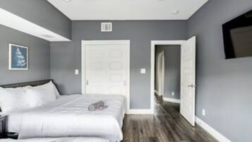 3 slaapkamers, een strijkplank/strijkijzer, wifi, beddengoed