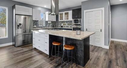 Downtown Huston Luxury Home Sleeps 12