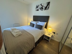 1 slaapkamer, een strijkplank/strijkijzer, internet, beddengoed