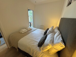 1 slaapkamer, een strijkplank/strijkijzer, internet, beddengoed