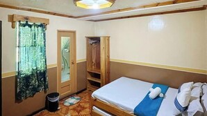 Una stanza piccola e accogliente con un letto singolo, un armadio in legno e un pavimento decorato.