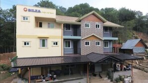 Un edificio a più piani con un cartello che recita "BILZA".