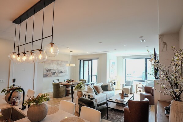 Interior - Chic 3-Bedroom Condo in Lakeview Central. Private Rooftop, City & Ballpark Views (Chicago)