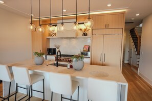 Fridge, microwave, oven, stovetop - Chic 3-Bedroom Condo in Lakeview Central. Private Rooftop, City & Ballpark Views (Chicago)