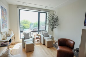 Smart TV, fireplace, stereo, computer monitors - Chic 3-Bedroom Condo in Lakeview Central. Private Rooftop, City & Ballpark Views (Chicago)