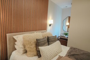 3 bedrooms, desk, iron/ironing board, WiFi - Chic 3-Bedroom Condo in Lakeview Central. Private Rooftop, City & Ballpark Views (Chicago)