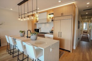 Fridge, microwave, oven, stovetop - Chic 3-Bedroom Condo in Lakeview Central. Private Rooftop, City & Ballpark Views (Chicago)