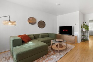 TV connectée, livres, chaîne hi-fi, écrans d'ordinateur