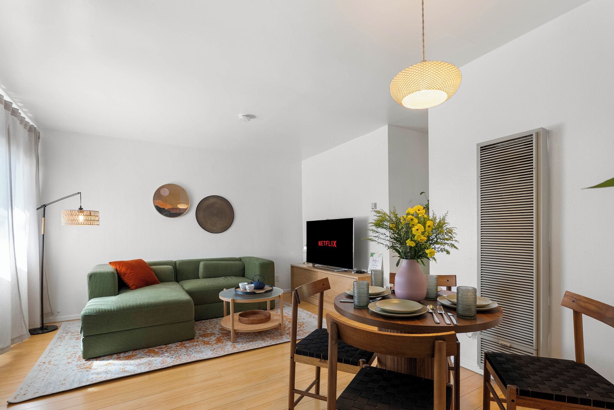 TV connectée, livres, chaîne hi-fi, écrans d'ordinateur