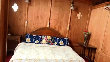 Desk, laptop workspace, iron/ironing board, free WiFi