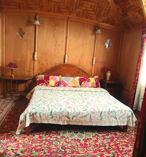Double Room, Private Bathroom, Lake View | Desk, laptop workspace, iron/ironing board, free WiFi - Rose Mary (Srinagar)