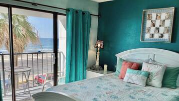 Condo, varias camas, balcón, vista al océano (Blue Bliss Beachfront) | 2 habitaciones, decoración personalizada y muebles diferentes
