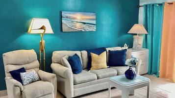 Condo, varias camas, balcón, vista al océano (Blue Bliss Beachfront) | Área de sala de estar