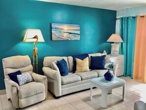 Condo, Berbilang Katil, Balcony, Ocean View (Blue Bliss Beachfront) | Ruang tamu