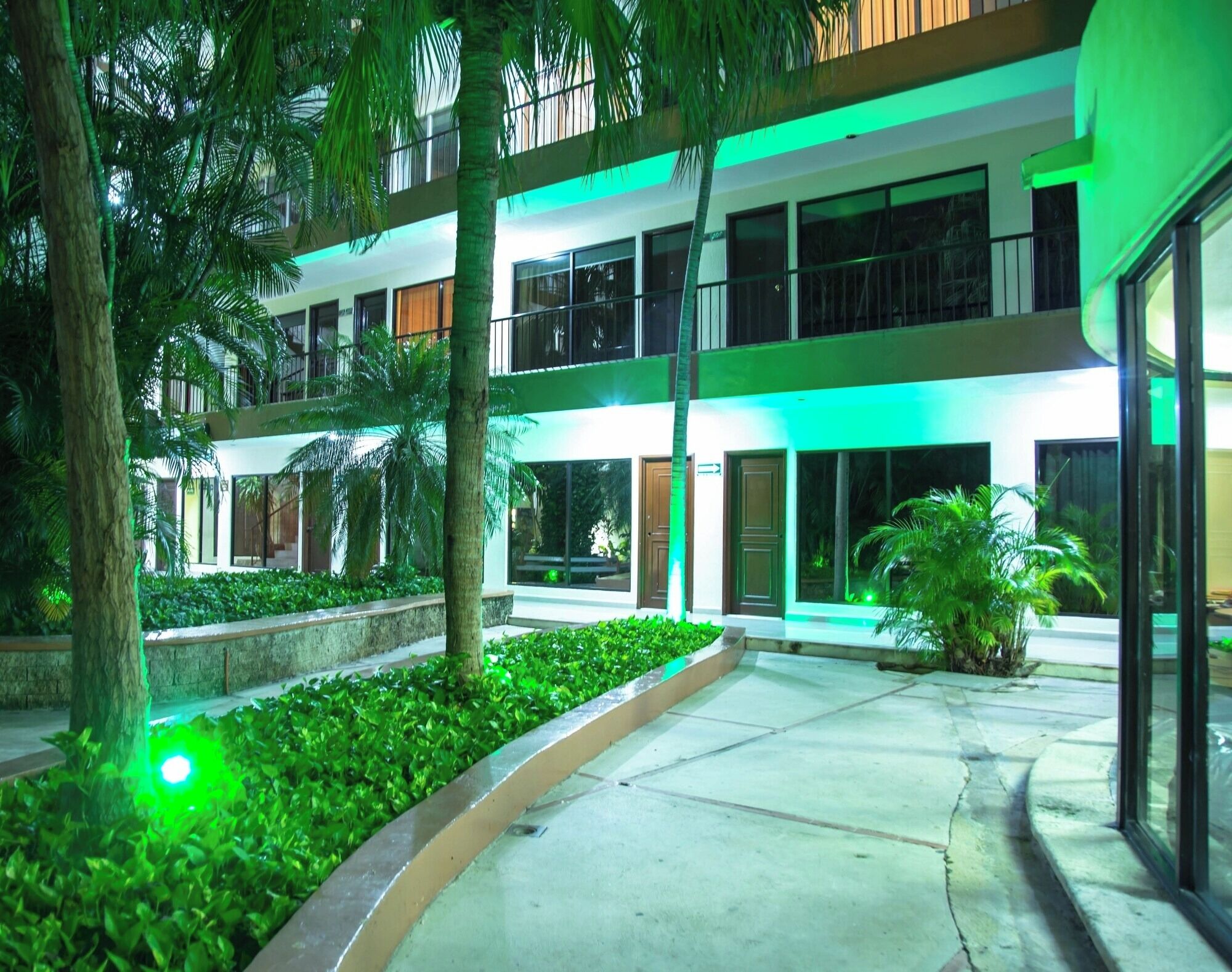 Um edifício moderno, com vários andares, varandas e amplas janelas.