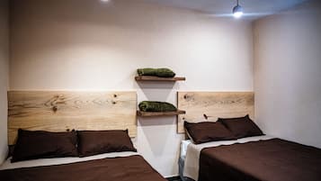 Habitación doble estándar, vista a la montaña | Tabla de planchar con plancha, wifi gratis y ropa de cama