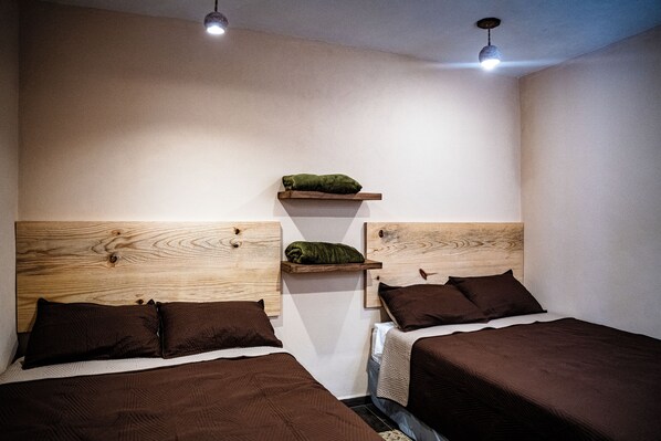 Habitación doble estándar, vista a la montaña | Tabla de planchar con plancha, wifi gratis y ropa de cama