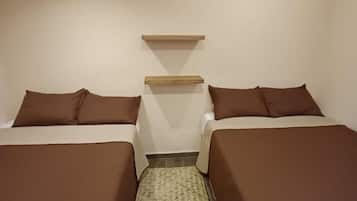 Tabla de planchar con plancha, wifi gratis y ropa de cama