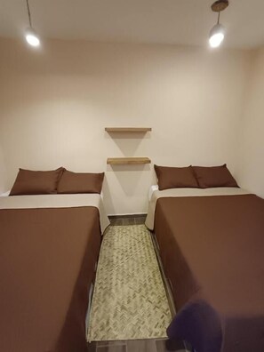 Tabla de planchar con plancha, wifi gratis y ropa de cama 