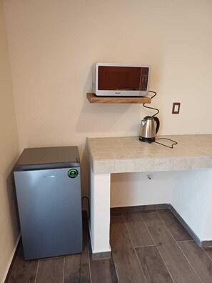 Mini réfrigérateur, micro-ondes, lave-vaisselle, cafetière/bouilloire