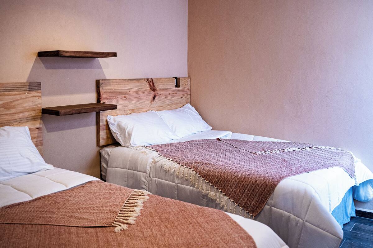 Een strijkplank/strijkijzer, gratis wifi, beddengoed
