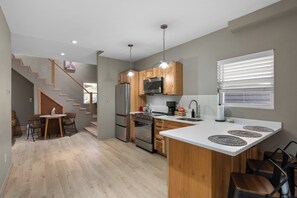 อีโคโนมีอพาร์ทเมนท์, วิวเมือง | ครัวส่วนตัว | ตู้เย็น, ไมโครเวฟ, เตาอบ, เตาประกอบอาหาร