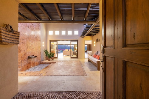 Gated Oceanview Villa: Private Beach 2 Min Walk, Family-Friendly, Pool & Jacuzzi