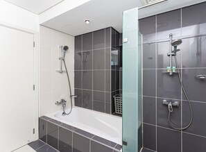 Haartrockner, Handtücher, Seife, Toilettenpapier