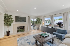 Interior - SF Coast Work/Play/Hike + HotTub (Daly City)