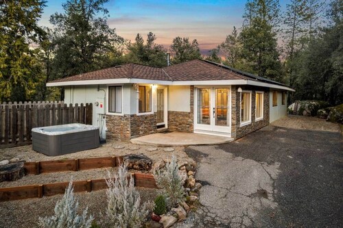 Yosemite Stars * Hot Tub*2 Decks*Creek view*Arcade