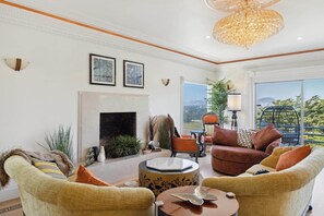 Televisio, takka, pöytätennispöytä