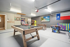 Games room - Fun & Games Playcation Palace (Lubbock)