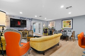 TV - Yosemite Basecamp * Pickleball + Arcade + Hot Tub (Mono Vista)