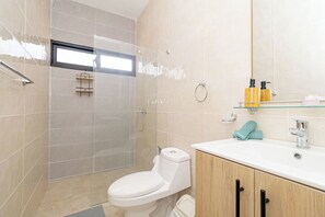 Dusche, Haartrockner, Handtücher, Seife