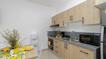 Kühlschrank, Mikrowelle, Ofen, Herdplatte